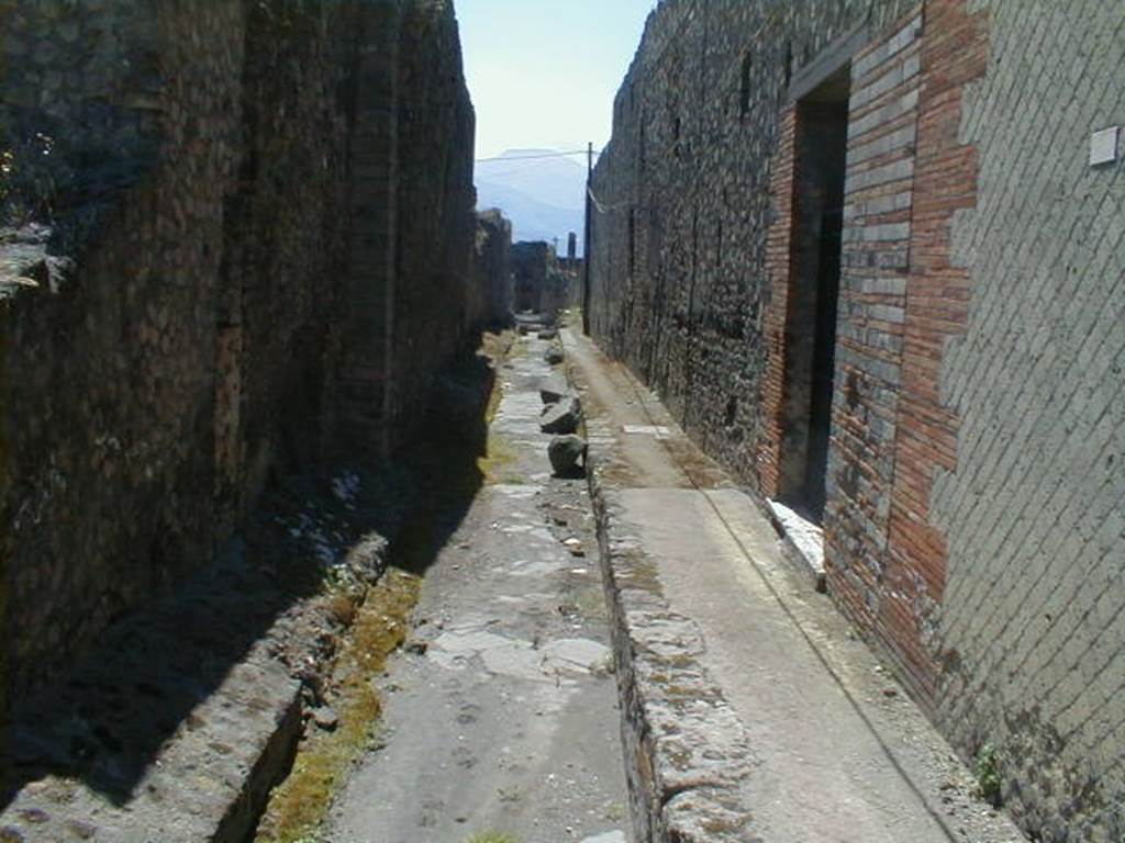 VII.6 Pompeii. May 2004. Vicolo del Farmacista, looking south. VII.16.21 on right.