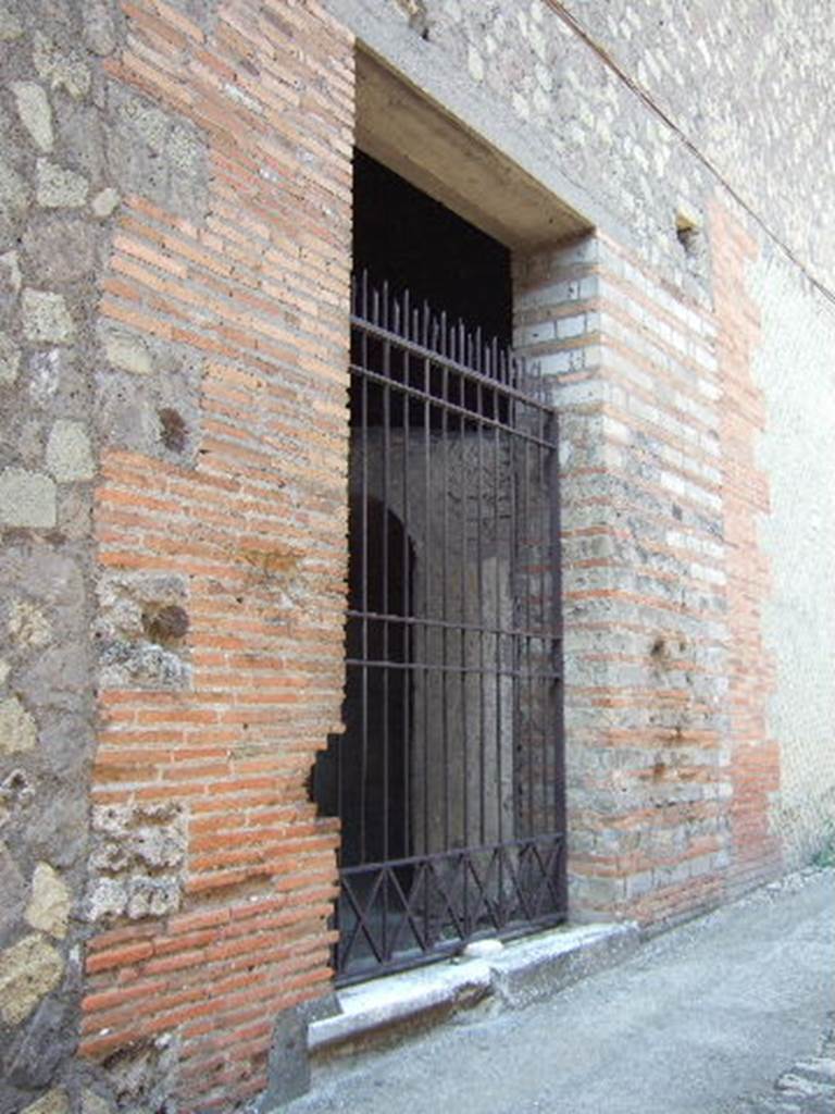 VII.16.21 Pompeii. September 2005. Entrance.