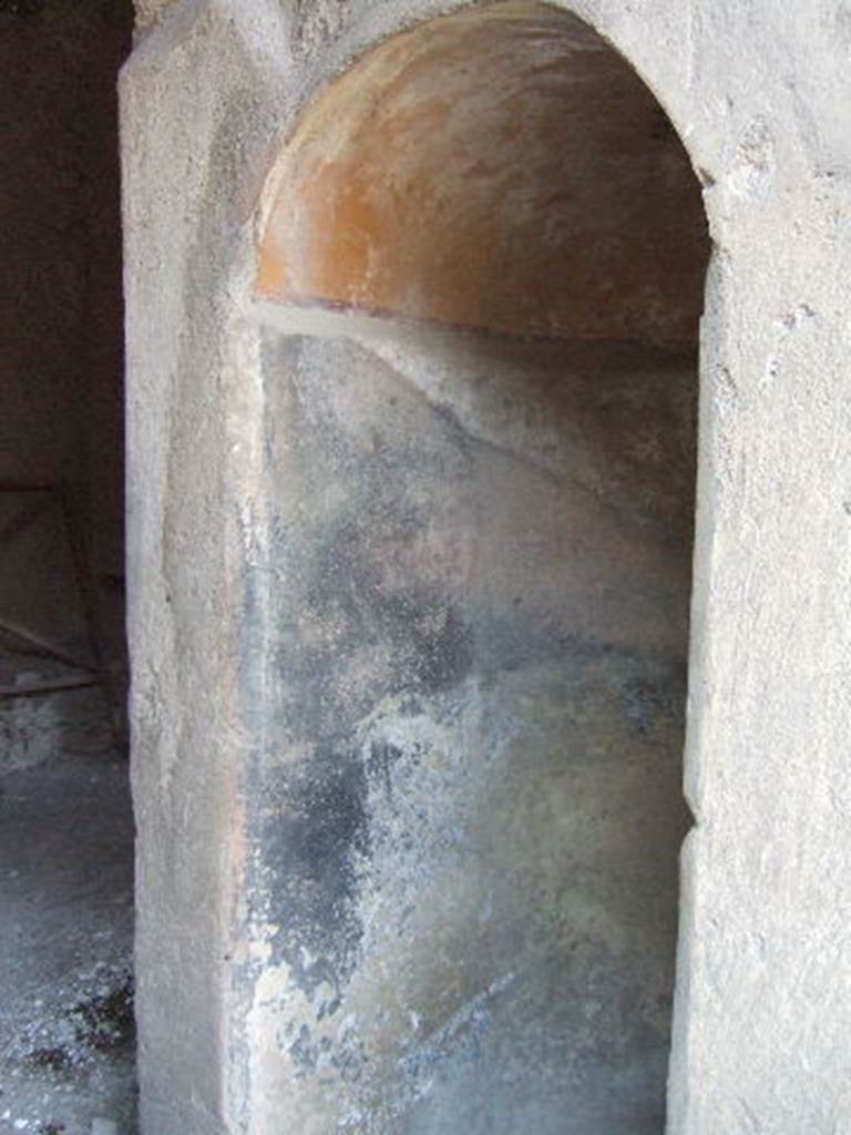 VII.16.21 Pompeii. September 2005. Looking north-west from entrance.