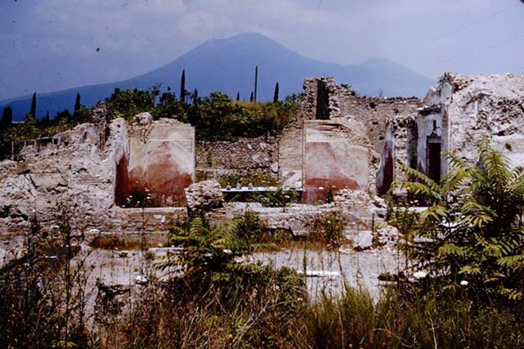 VII.16.22 Pompeii. 1964. Looking north, across large triclinium on street level floor (top floor) towards the courtyard. The doorway leading to the corridor from near the entrance doorway, can be seen on the right. Photo by Stanley A. Jashemski. (Other street level (top floor) photos can be seen in VII.16.22.
Source: The Wilhelmina and Stanley A. Jashemski archive in the University of Maryland Library, Special Collections (See collection page) and made available under the Creative Commons Attribution-Non Commercial License v.4. See Licence and use details.
J64f2028