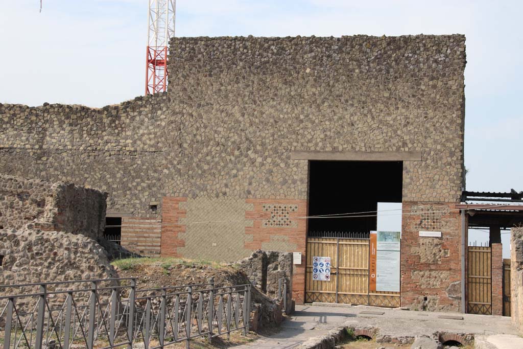 VII.16.22 Pompeii. September 2021.
Looking west on Via delle Terme towards entrance façade, on Vicolo del Farmacista. Photo courtesy of Klaus Heese.