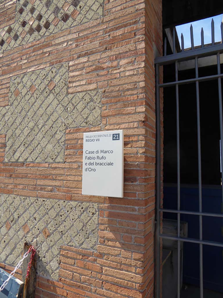 VII.16.22 Pompeii. September 2017. Detail of pilaster on south side of entrance doorway.
Foto Annette Haug, ERC Grant 681269 DÉCOR.