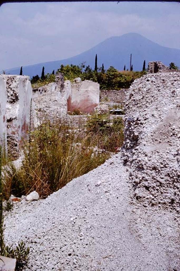 VII.16.22 Pompeii. 1964. Looking north towards heap of lapilli in the large room. Photo by Stanley A. Jashemski.
Source: The Wilhelmina and Stanley A. Jashemski archive in the University of Maryland Library, Special Collections (See collection page) and made available under the Creative Commons Attribution-Non Commercial License v.4. See Licence and use details.
J64f2026