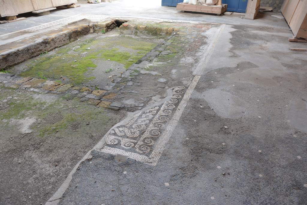 VII.16.22 Pompeii. October 2018. Looking north on south side of impluvium from south-west corner.
Foto Annette Haug, ERC Grant 681269 DÉCOR