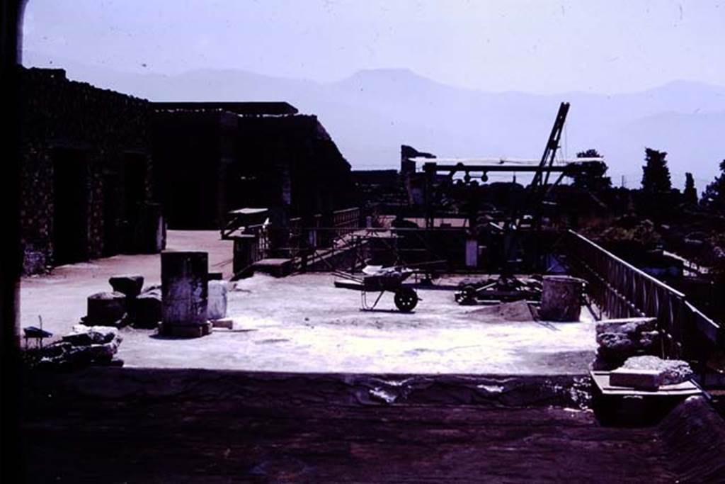 VII.16.17-22 Pompeii. 1977. Looking south across upper terrace. Photo by Stanley A. Jashemski.   
Source: The Wilhelmina and Stanley A. Jashemski archive in the University of Maryland Library, Special Collections (See collection page) and made available under the Creative Commons Attribution-Non-Commercial License v.4. See Licence and use details.
J77f0414


