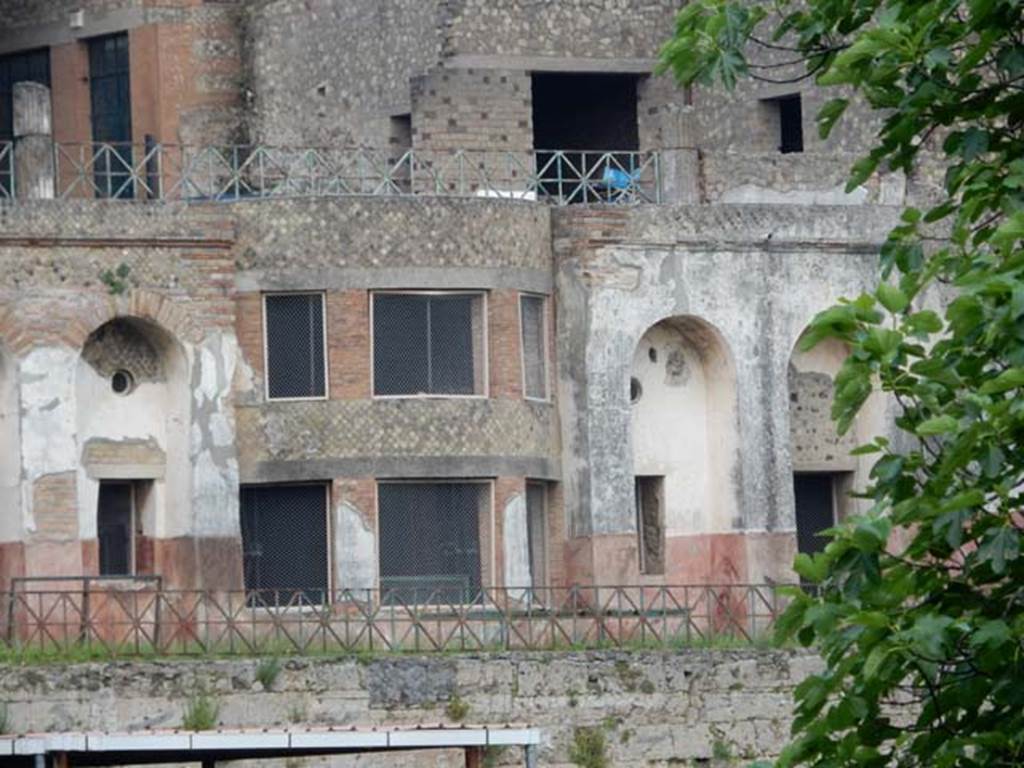VII.16.17-22 Pompeii. May 2015. Looking east from rear towards the lower hanging garden area, with the upper terrace above. Photo courtesy of Buzz Ferebee.
