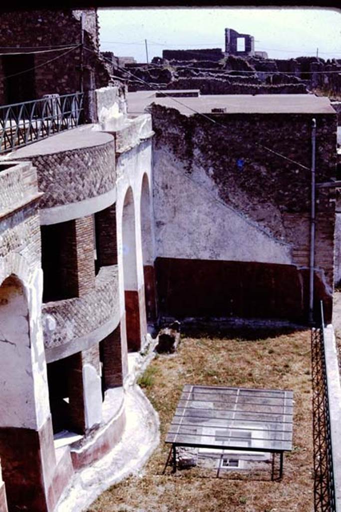 VII.16.17-22 Pompeii. 1980. Looking south down onto hanging garden area with pool. Photo by Stanley A. Jashemski.   
Source: The Wilhelmina and Stanley A. Jashemski archive in the University of Maryland Library, Special Collections (See collection page) and made available under the Creative Commons Attribution-Non Commercial License v.4. See Licence and use details. J80f0209
