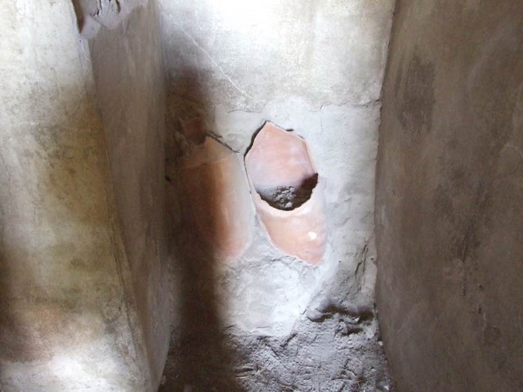 VII.16.17-22 Pompeii. December 2007. Remains of amphorae at the side of the stairs.