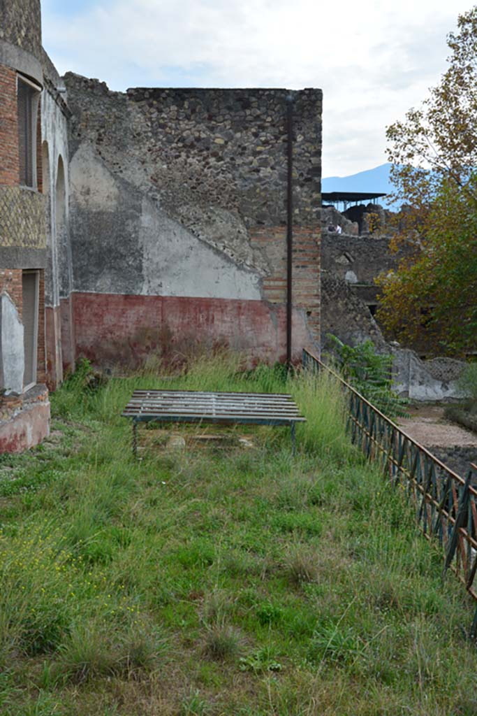 VII.16.22 Pompeii. October 2018.
Oecus 48, looking south through window towards small marble pool.
Foto Annette Haug, ERC Grant 681269 DÉCOR.