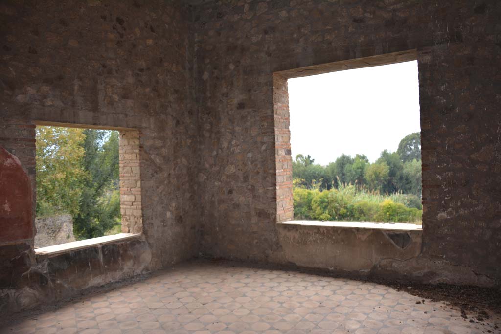 VII.16.22 Pompeii. October 2018.
Oecus 48, looking towards window in south wall, south-west corner and window in west wall, on right.
Foto Annette Haug, ERC Grant 681269 DÉCOR.