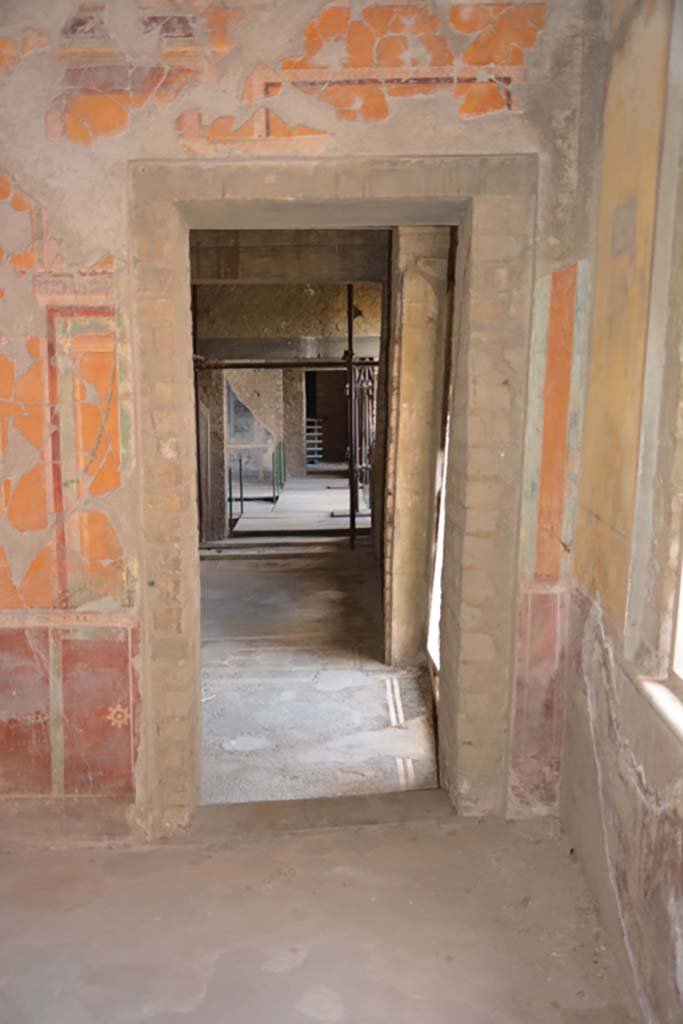 VII.16.22 Pompeii. October 2018.
Looking towards doorway in south wall of cubiculum towards landing near staircase with plaster-cast.
Foto Annette Haug, ERC Grant 681269 D�COR.

