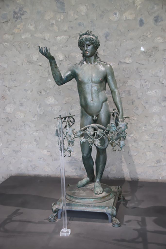 VII.16.17-22 Pompeii. October 2022.
Bronze Ephebe lamp-holder, on display in exhibition in Palaestra. Photo courtesy of Klaus Heese.