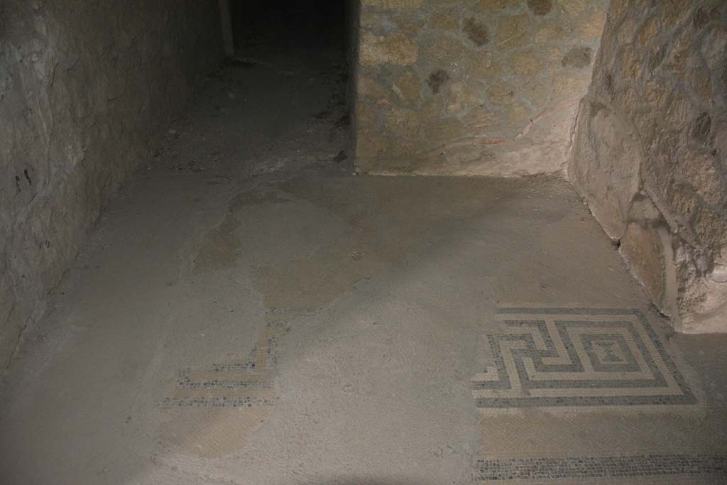 VII.16.22 Pompeii. October 2018. Room 67, looking east across doorway threshold.
Foto Annette Haug, ERC Grant 681269 DÉCOR.