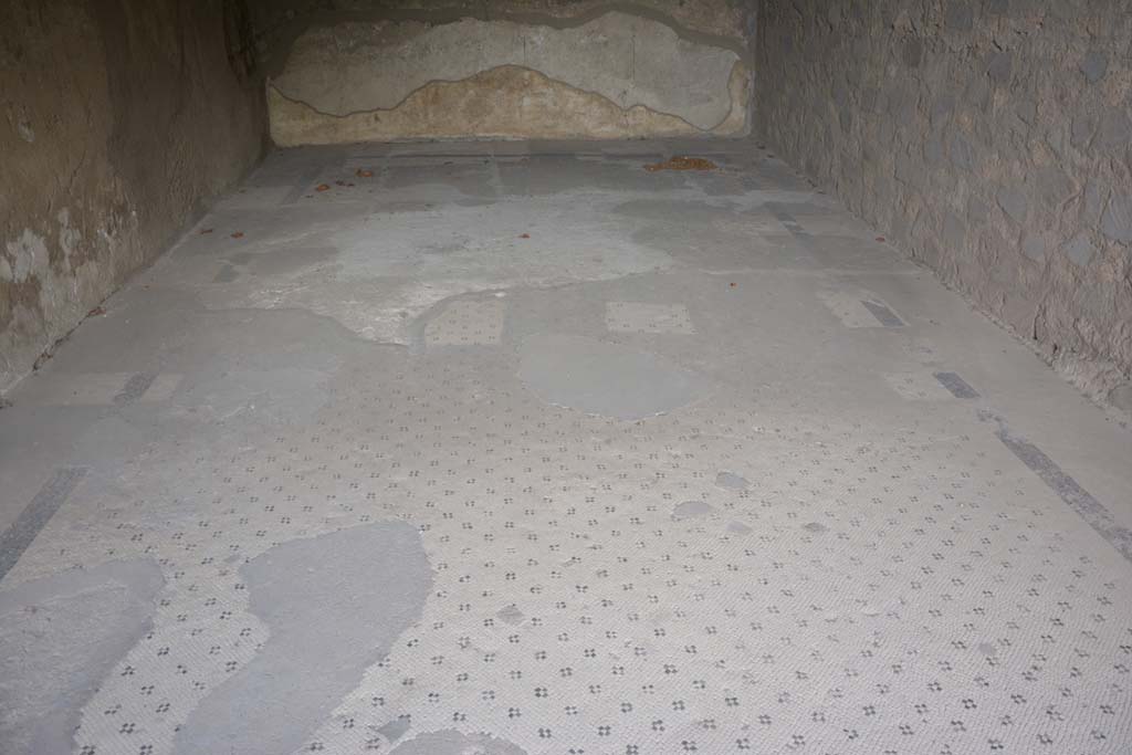 VII.16.22 Pompeii. October 2018. Room 75, looking across flooring towards east wall.
Foto Annette Haug, ERC Grant 681269 DÉCOR.