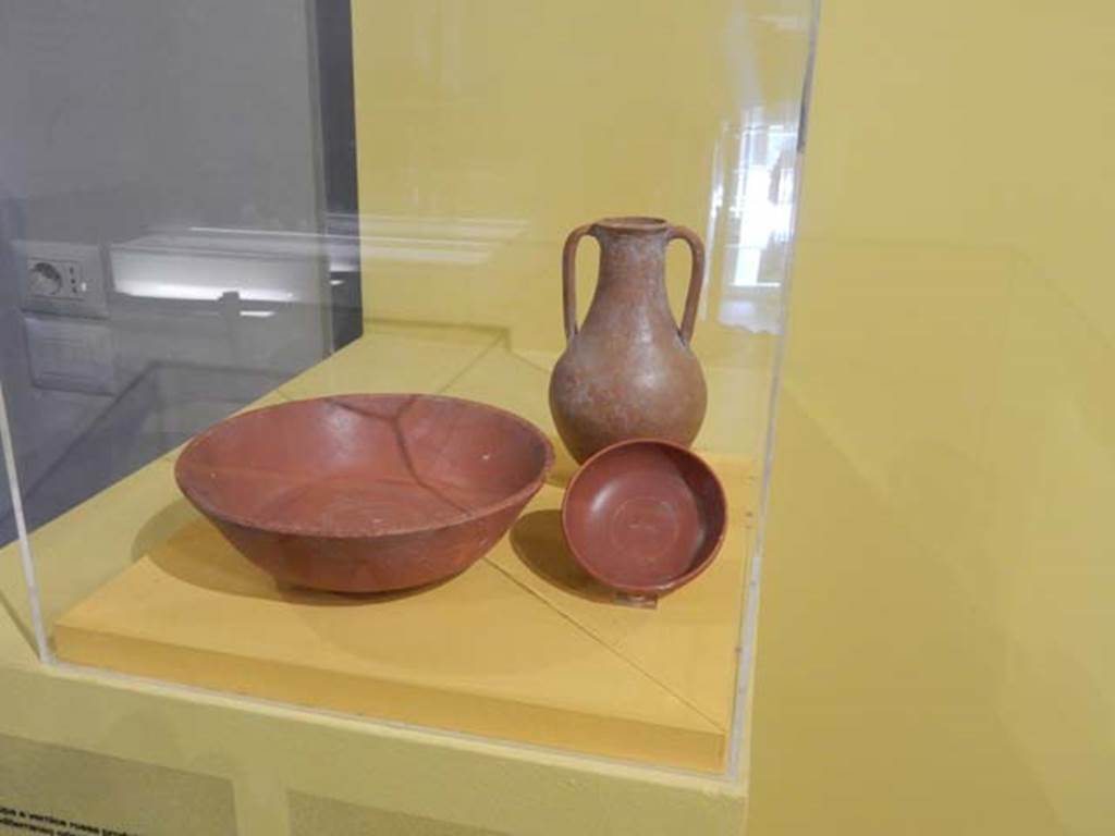 VII.16.17-22, Pompeii. May 2018.
Red-gloss bowl produced in the eastern Mediterranean. Archaeological Park of Pompeii, inv.14050.
and Red-gloss bowl in Arretine production with stamp bearing the name of the potter. Archaeological Park of Pompeii, inv. 14042.
Photo courtesy of Buzz Ferebee.