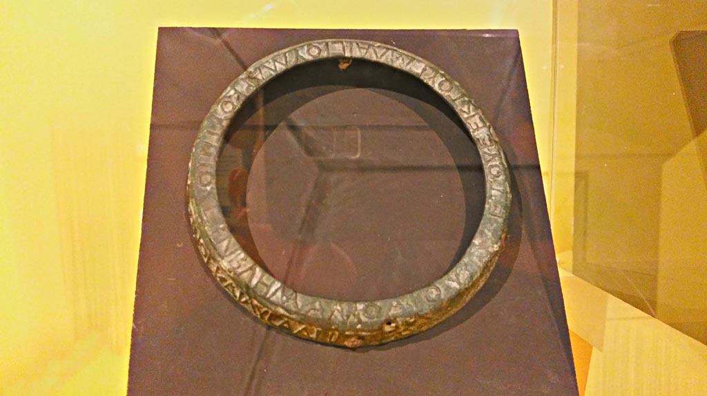 VII.16.17-22 Pompeii. 2018. Upper part of a bronze modus, a tool used to measure wheat, with a Greek inscription.
Secondo la carta descrittiva -
Parte superiore di un modus in bronzo, strumento utilizzato per misurare il grano, con iscrizione in lingua greca:
“Nell’anno sesto, nel mese di Daisios (maggio), campione del modio di Marco Tizio” e “Essendo agoranomoi Marco Antonio Thediono e Lisa Aristeo”.
Photo courtesy of Giuseppe Ciaramella.
Parco Archeologico di Pompei, inventory number 13601.