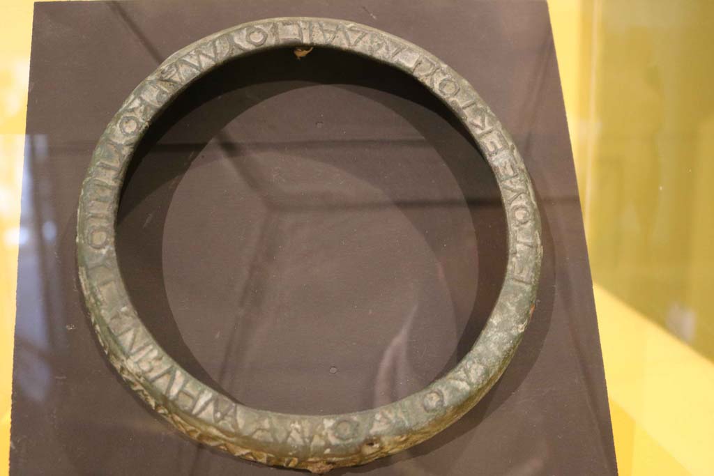 VII.16.17-22, Pompeii. December 2018. Upper part of a bronze modus, a tool used to measure wheat, with a Greek inscription:
“Sixth year, in the month of Daisios (May), sample of the modus of Marcus Titius”,
and “While Marcus Antonius Thedionus and Lisa Aristeo were agoranomoi.”
Parco Archeologico di Pompei, inventory number 13601. Photo courtesy of Aude Durand.