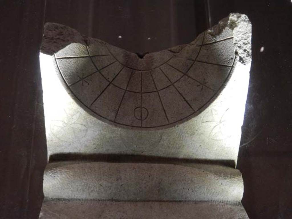 VII.16.17-22, Pompeii. May 2018. Detail of marble sundial, Archaeological Park of Pompeii, inv.14330.
Photo courtesy of Buzz Ferebee.