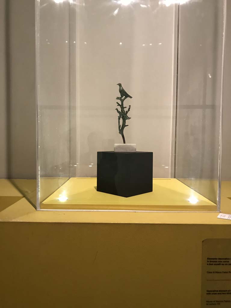 VII.16.17-22, Pompeii. April 2019. Decorative bronze fountain with a crow and two birds.
Parco Archeologico di Pompei, inventory number 14142, found 1967. Photo courtesy of Rick Bauer.