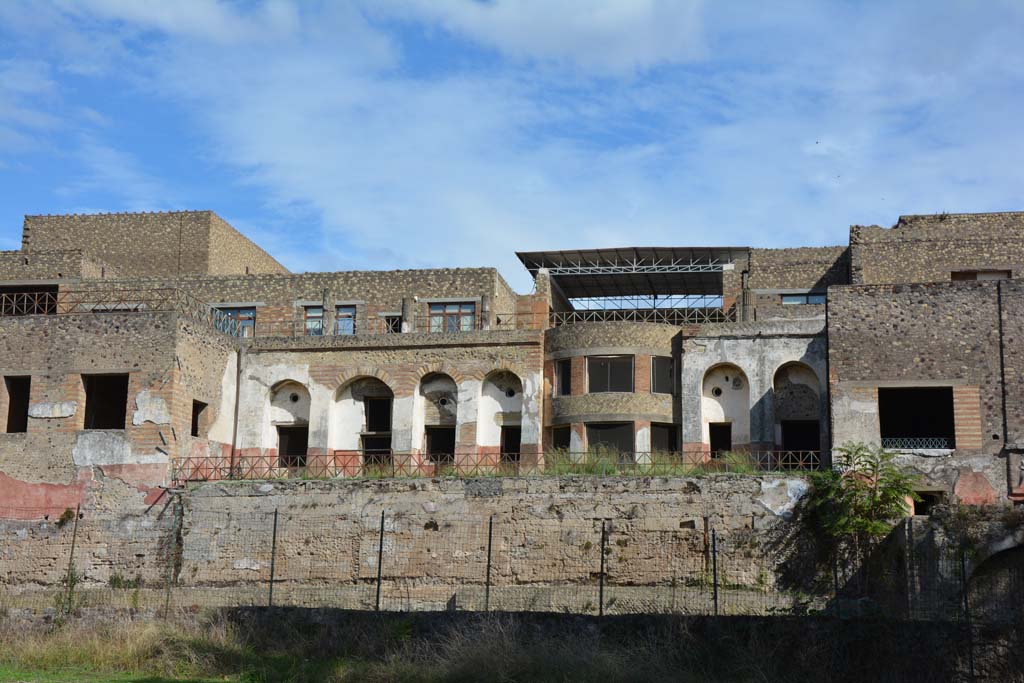 VII.16.22 Pompeii. October 2018. Looking east from rear towards city wall.
Foto Annette Haug, ERC Grant 681269 DÉCOR.
According to Jashemski, the gardens at the rear of the house were reached from the house by stairways cut in the city wall.
See Jashemski, W. F., 1993. The Gardens of Pompeii, Volume II: Appendices. New York: Caratzas. (p.202-4, A and D)