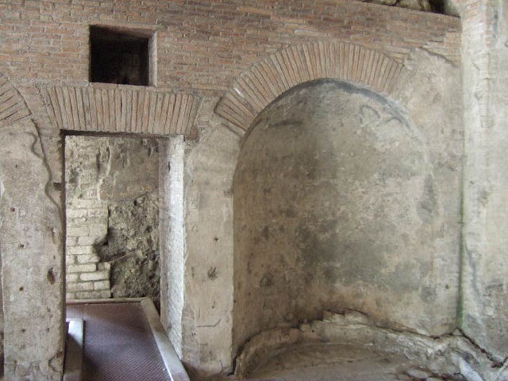 VII.16.a Pompeii. December 2006. Room 4, calidarium, north wall with large niche on the east side of the door to another room.
