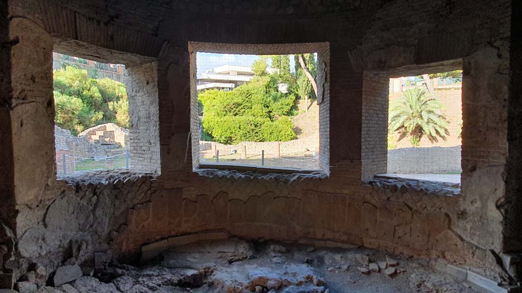 VII.16.a Pompeii. August 2021. Room 4, looking west through windows onto courtyard C.
Foto Annette Haug, ERC Grant 681269 DÉCOR.