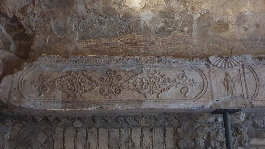 VII.16.a Pompeii. August 2021. Room 6, stucco above doorway in north wall of room 6 leading into room 5.
Foto Annette Haug, ERC Grant 681269 DÉCOR.