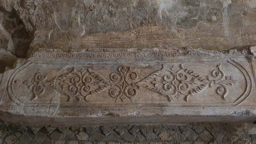 VII.16.a Pompeii. August 2021. Room 6, detail of decorative stucco on north wall at west end.
Foto Annette Haug, ERC Grant 681269 DÉCOR.