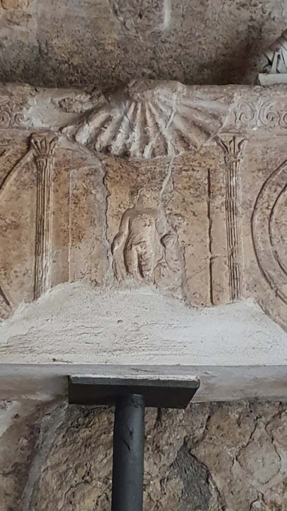 VII.16.a Pompeii. August 2021.
Room 6, Cupid on decorative stucco frieze on north wall at east end.
Foto Annette Haug, ERC Grant 681269 DÉCOR.