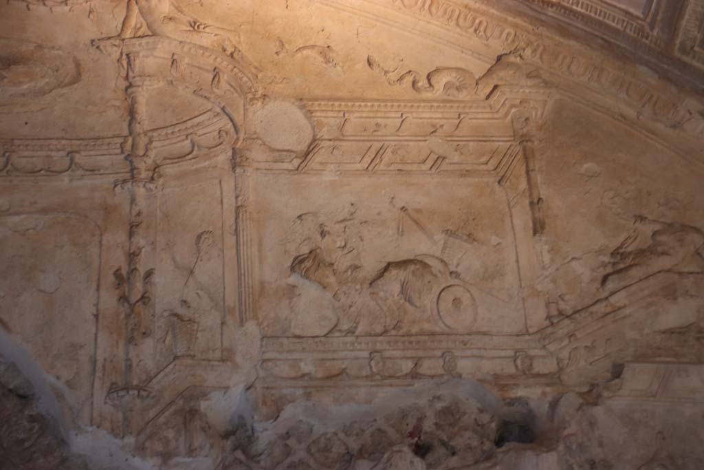VII.16.a Pompeii. October 2020. Room 6, detail of stucco on east wall. Photo courtesy of Klaus Heese.
