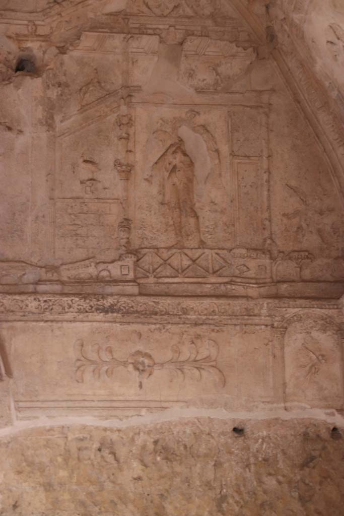 VII.16.a Pompeii. September 2021.
Room 6, decorative stucco on east wall, at south end. Photo courtesy of Klaus Heese.