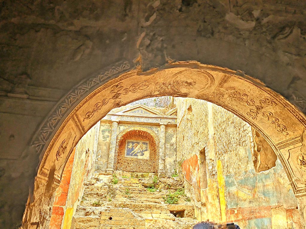 VII.16.a Pompeii. November 2023.
Room 6, looking east with detail of stuccoed arch leading to room 9, natatio with nymphaeum. Photo courtesy of Giuseppe Ciaramella.