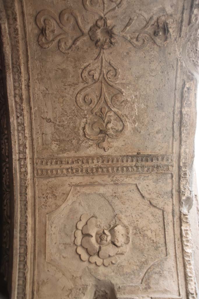 VII.16.a Pompeii. October 2020. Room 6, decorative stucco on north side of arch in east wall.
Photo courtesy of Klaus Heese