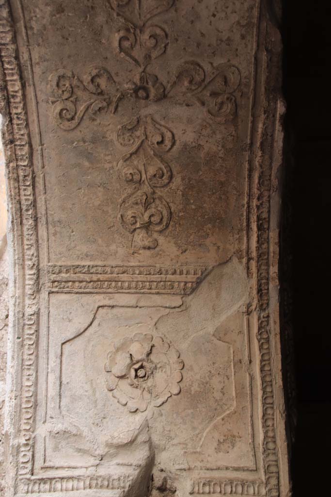 VII.16.a Pompeii. October 2020. Room 6, decorative stucco on south side of arch in east wall.
Photo courtesy of Klaus Heese