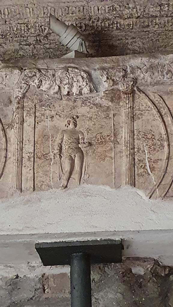 VII.16.a Pompeii. August 2021.
Room 6, figure on decorative stucco frieze on south wall at east end.
Foto Annette Haug, ERC Grant 681269 DÉCOR.