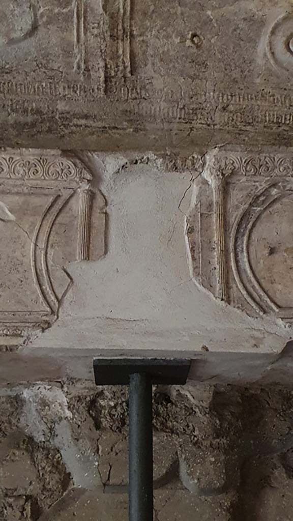 VII.16.a Pompeii. August 2021. Room 6, detail from south wall.
Foto Annette Haug, ERC Grant 681269 DÉCOR.