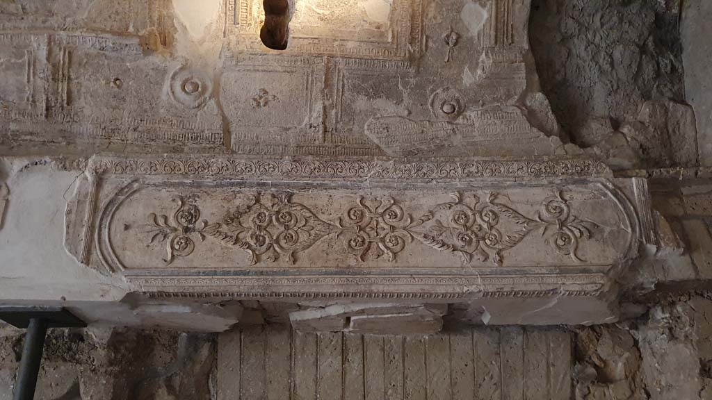 VII.16.a Pompeii. August 2021. Room 6, detail of decorative stucco above doorway in south wall,
Foto Annette Haug, ERC Grant 681269 DÉCOR.