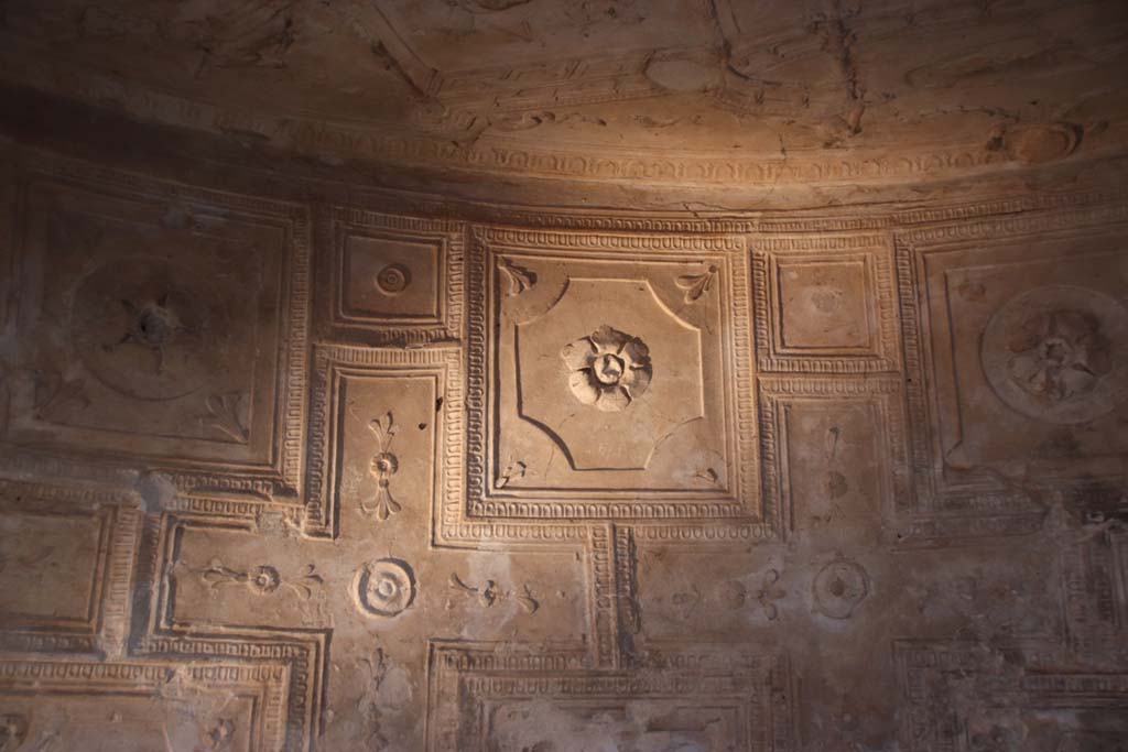 VII.16.a Pompeii. October 2020. Room 6, detail of vaulted ceiling with stucco. Photo courtesy of Klaus Heese.