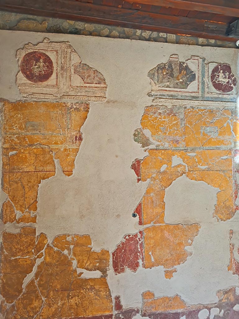VII.16.a Pompeii. November 2023.
Room 1, detail from upper north wall. Photo courtesy of Giuseppe Ciaramella.