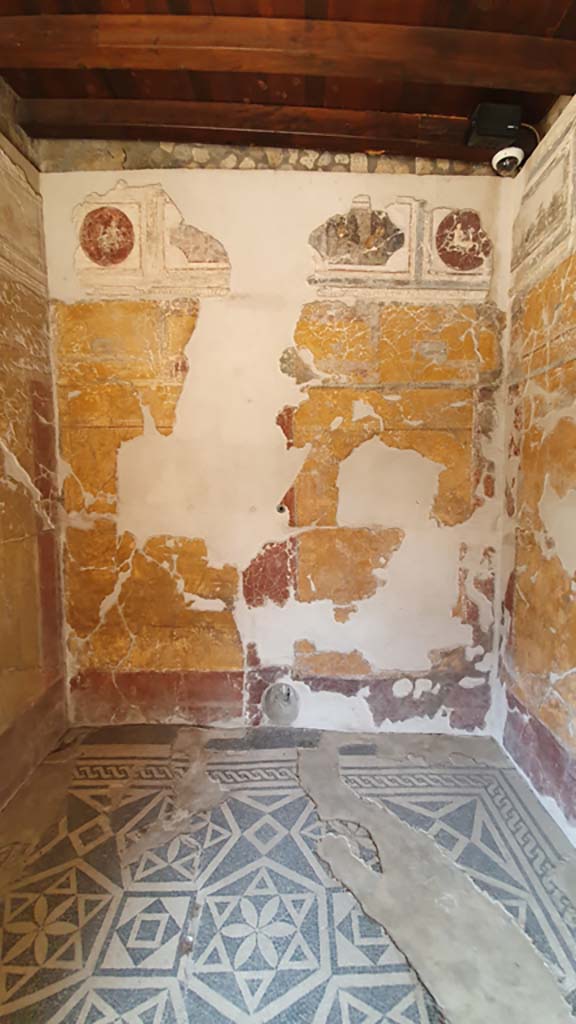 VII.16.a Pompeii. July 2021. Room 1, north wall with painting and stucco work.
Foto Annette Haug, ERC Grant 681269 DÉCOR.