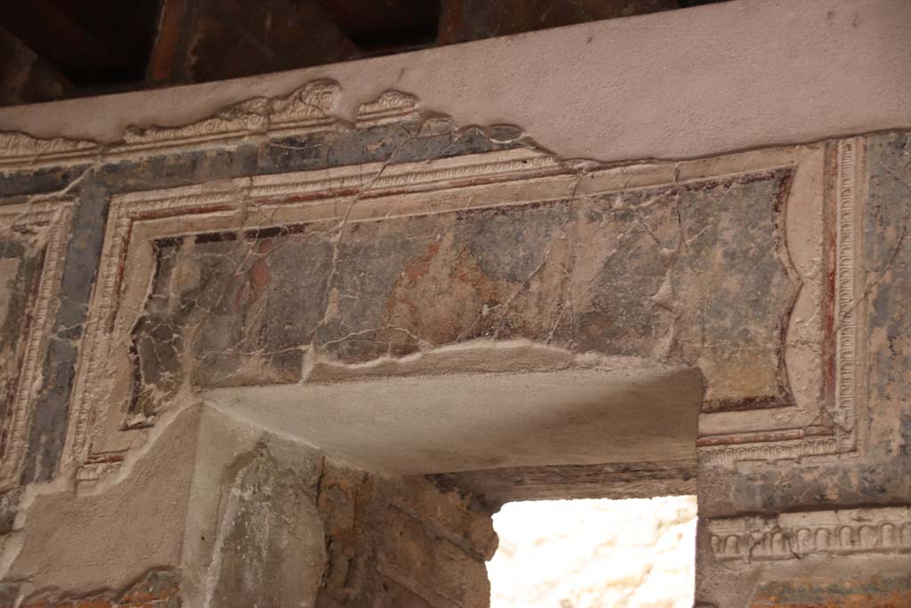 VII.16.a Pompeii. October 2020. Room 1, detail of painting above window in east wall. Photo courtesy of Klaus Heese.