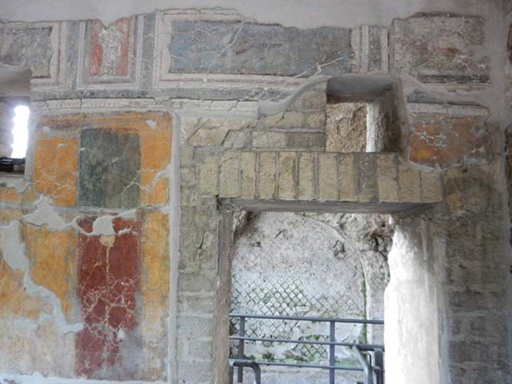 VII.16.a Pompeii. May 2015. Room 1, detail of painting around doorway in east wall.
Photo courtesy of Buzz Ferebee.