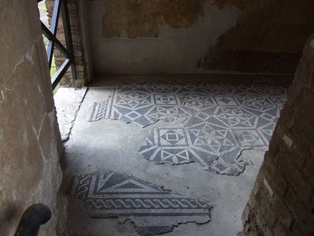 VII.16.a Pompeii. December 2006. Room 1, mosaic floor. Looking west.