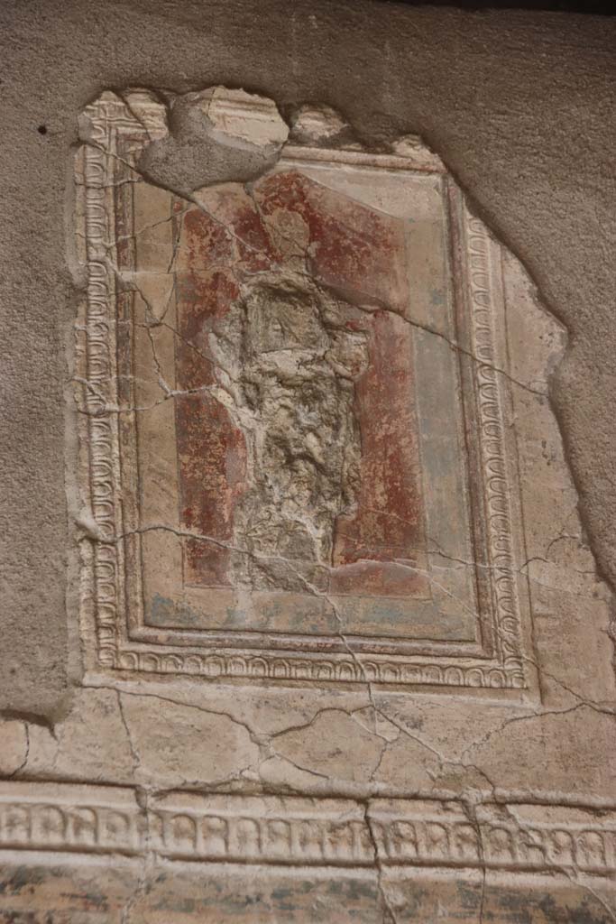 VII.16.a Pompeii. October 2020. Room 1, upper west wall, detail of plasterwork and painting on the west wall.
Photo courtesy of Klaus Heese.
