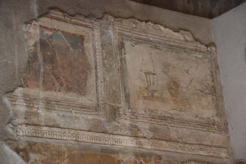 VII.16.a Pompeii. October 2020. Room 1, upper west wall, detail of plasterwork and painting on the west wall in north-west corner.
Photo courtesy of Klaus Heese.