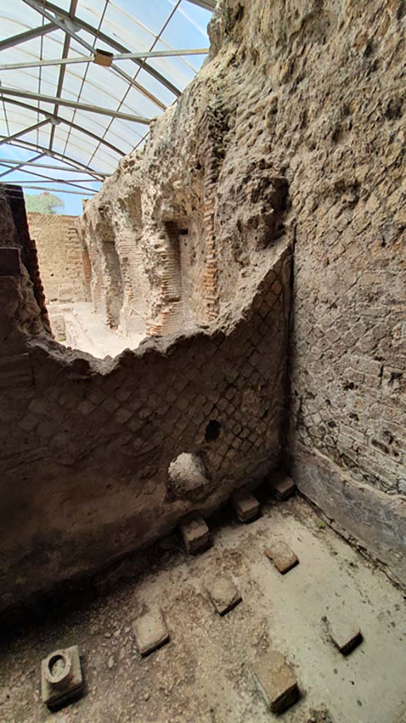 VII.16.a Pompeii. July 2021. Room 3, detail of north wall in north-east corner.
Foto Annette Haug, ERC Grant 681269 DÉCOR.
