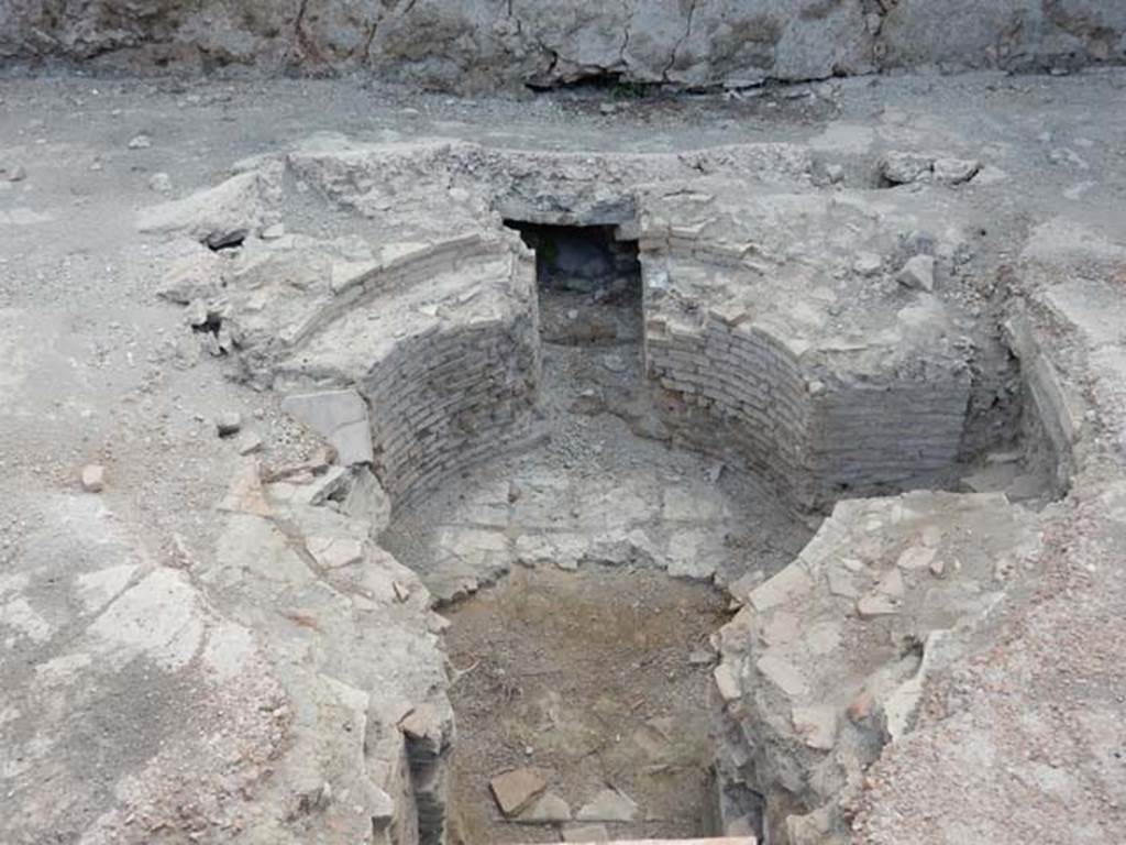 VII.16.a Pompeii. May 2015. Room 2, detail of centre of pool. Photo courtesy of Buzz Ferebee.