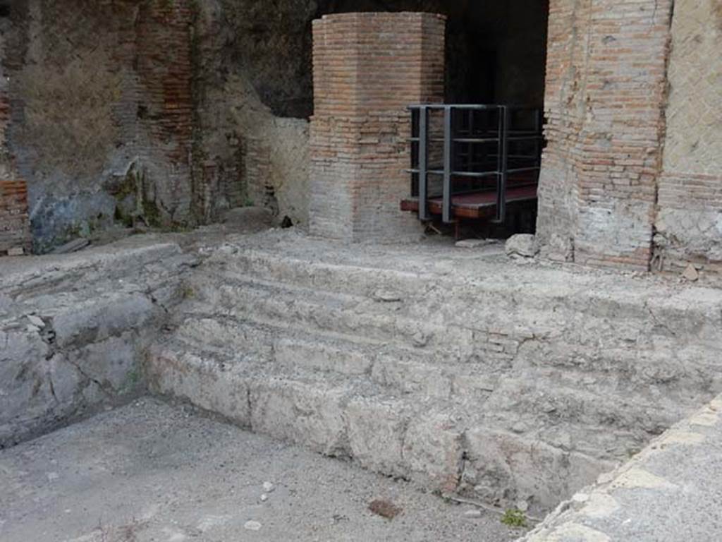 VII.16.a Pompeii. May 2015. Room 2, looking south-east towards the south side of the pool, with steps. Photo courtesy of Buzz Ferebee.