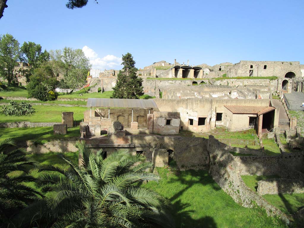 VII.16.a Pompeii. April 2019.
Looking east over top of Suburban Baths, to VII.16.18-22, House of Fabius Rufus, behind trees on left.
In the centre is the rear of VII.16.16, 15, 14, after its cleaning and stabilising. On the right is the Marine Gate (Porta Marina).
Photo courtesy of Rick Bauer