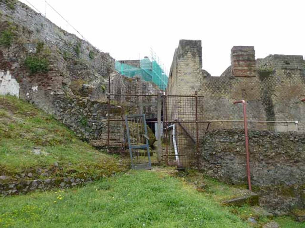 VII.16.a Pompeii. May 2010. Looking south. On the left, the rear of VII.16.15, on the right, the rear of VII.16.a.